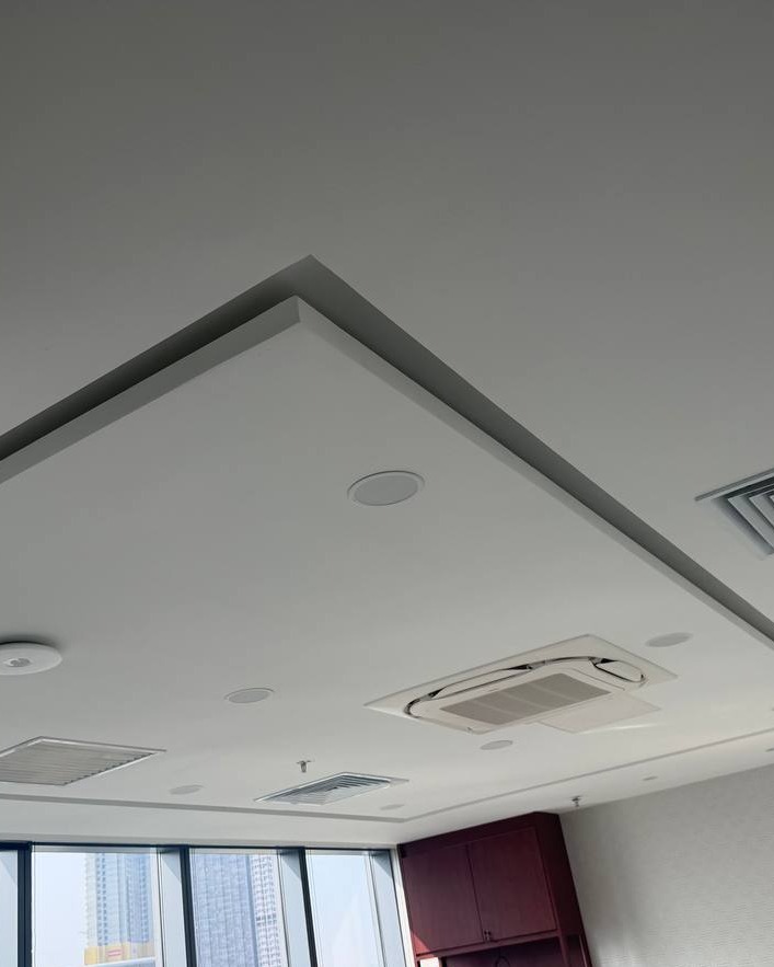 Plaster Ceiling with Recessed Drop and AC Cassette – Brickfields Office Recessed square plaster ceiling drop with cove edge detail, cassette air-conditioning unit, ceiling speaker and diffusers in Brickfields office plaster ceiling project