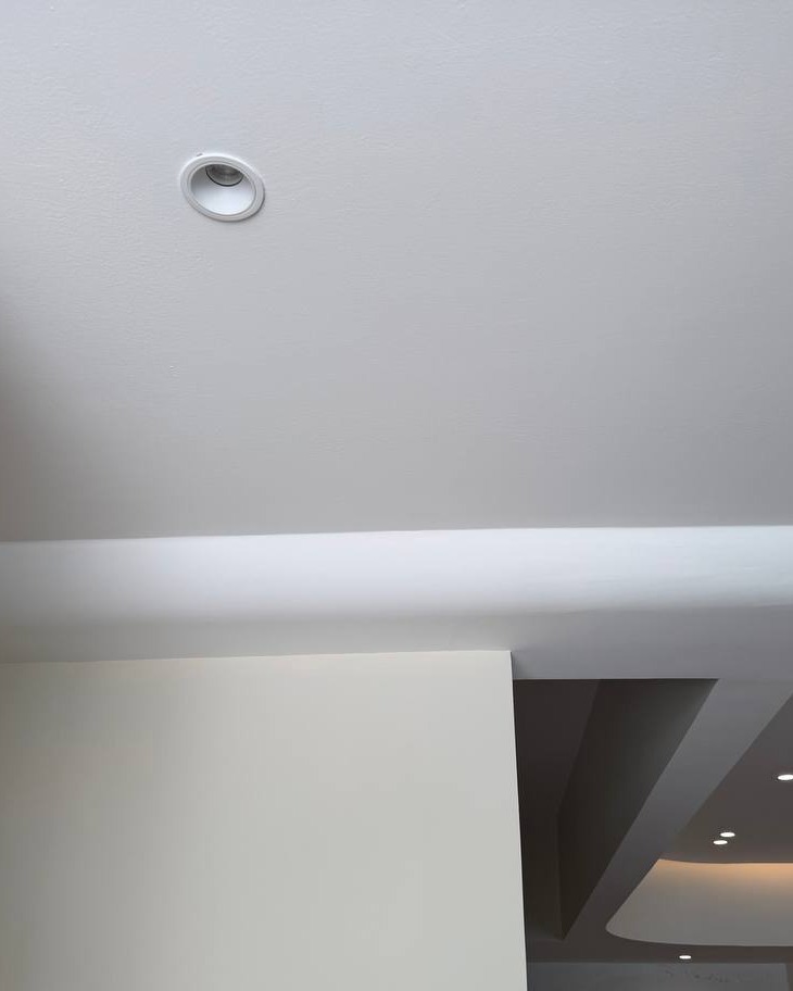 Curved Plaster Ceiling Bulkhead with Recessed Spotlight - Rawang Smooth white plaster ceiling with recessed spotlight and curved drop-down bulkhead edge, Rawang residential ground floor plaster ceiling project