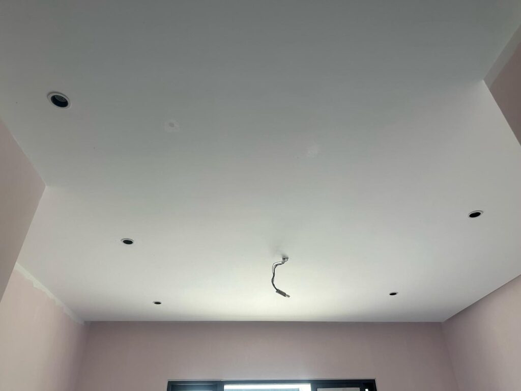 Minimalist plaster ceiling design in a Cyberjaya room with clean recessed lighting point layout – perfect for future lighting customization.