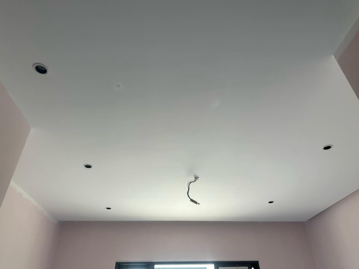 Minimalist plaster ceiling design in a Cyberjaya room with clean recessed lighting point layout – perfect for future lighting customization.