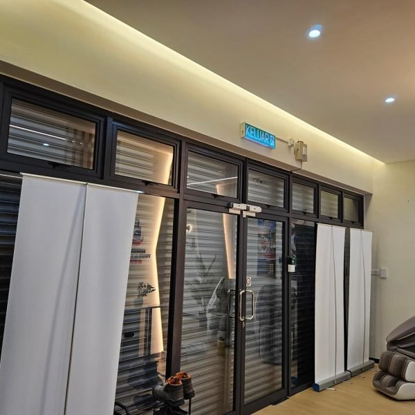 Clean and welcoming entrance ceiling design at a Kepong travel agency, featuring soft cove lighting and minimalistic ceiling downlights.